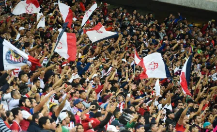 Chivas: Jugadores despertaron con serenata de aficionados en San Luis Potosí