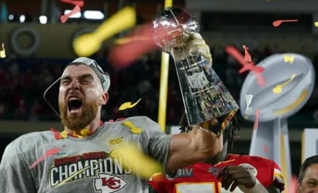 Travis Kelce bebió con el trofeo Vince Lombardi 