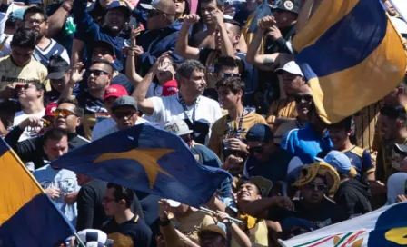 Arturo Elías Ayub disfruta del Pumas vs San Luis en compañía de La Rebel