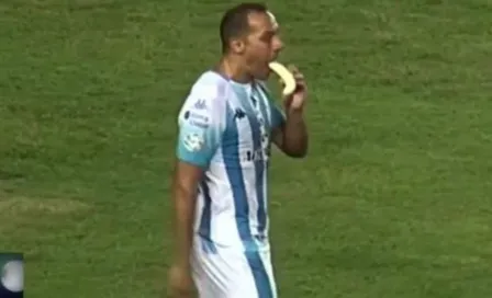 VIDEO: Marcelo Díaz, ex Pumas, comió plátano en pleno Clásico de Avellaneda