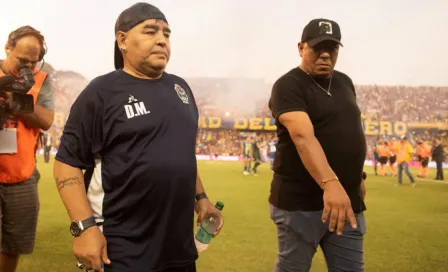 VIDEO: Maradona se medicó en pleno partido del Gimnasia de La Plata