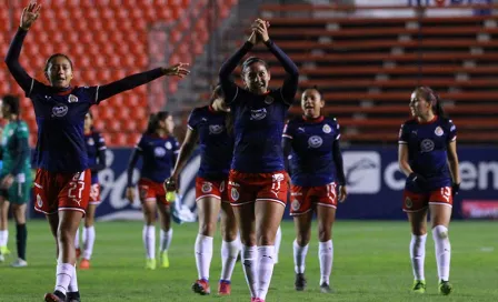 Aficionada regaló flores y lloró de emoción con agradecimiento de Norma Palafox