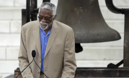 Bill Russell se puso el jersey de los Lakers en honor a Kobe Bryant