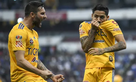 Afición de Cruz Azul criticó a Javier Aquino por besar el escudo de Tigres