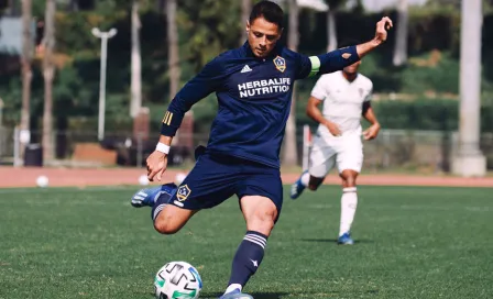 Chicharito apostó pintarse el cabello de rosa si no mete más goles que Vela en MLS