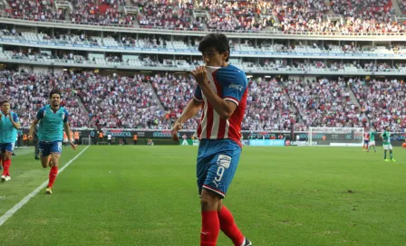 Chivas: JJ Macías besó el escudo del Rebaño y se reivindicó con la afición rojiblanca