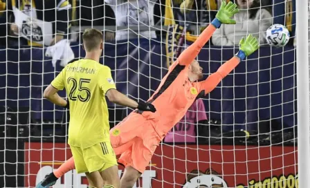 VIDEO: Portero cometió mano en el mediocampo y fue sólo amonestado en la MLS