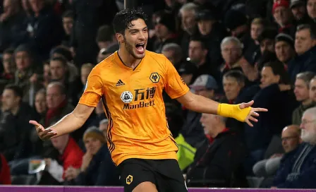 Raúl Jiménez descubrió el género de su bebé en el estadio de Wolves