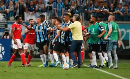 VIDEO: Gremio e Internacional protagonizaron 'batalla campal' en Copa Libertadores