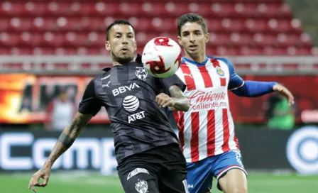 Chivas terminó 'pidiendo la hora' y empató ante Rayados en el Akron