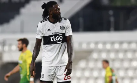   Emmanuel Adebayor 'huyó' de Paraguay por el coronavirus 