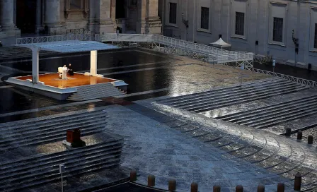 Papa Francisco bendice al mundo con la plaza de San Pedro totalmente vacía