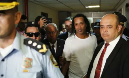 VIDEO: Ronaldinho jugó futbol-tenis dentro de la cárcel