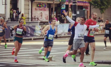 Exatleta mexicano corrió maratón para homenajear al personal médico 