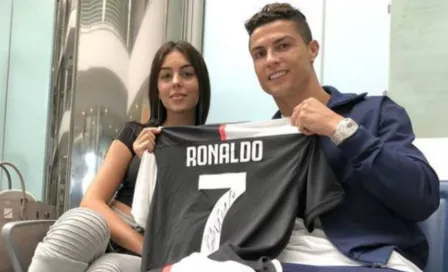 Esposa de Cristiano Ronaldo subastará jersey autografiado para recaudar fondos