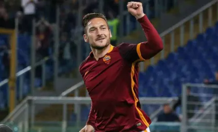 Totti pasea por las calles de Roma tras confinamiento por pandemia del Covid-19