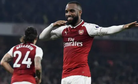 Lacazette volvió a ser visto inhalando 'hippy crack'