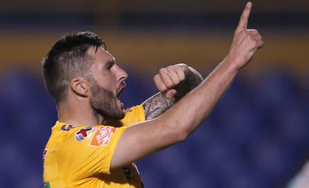 Martinoli ayudó a que niña aficionada de Tigres fuera felicitada por Gignac 