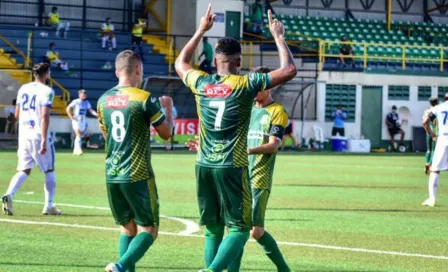 Abrazo en celebración de gol en Costa Rica trae consecuencias al Limon FC