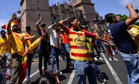 Barra de Monarcas se manifiesta con mantas afuera de las oficinas del club