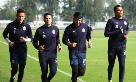 ¿Quiénes pelearán por el puesto de arquero suplente en Chivas?