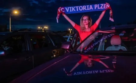 Aficionados del Viktoria Plzen convirtieron autocinema en su 'estadio'