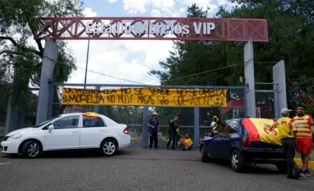 Afición de Monarcas bloqueó acceso de camiones de mudanza al Estadio Morelos