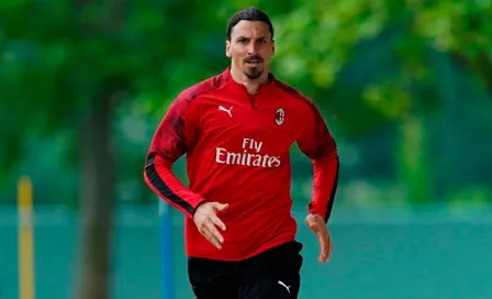 Zlatan Ibrahimovic regresó a Milán para realizarse pruebas médicas tras lesión