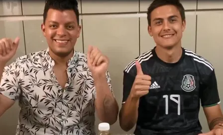 Dybala mostró su cariño a México al cocinar tacos al pastor con el jersey del Tri