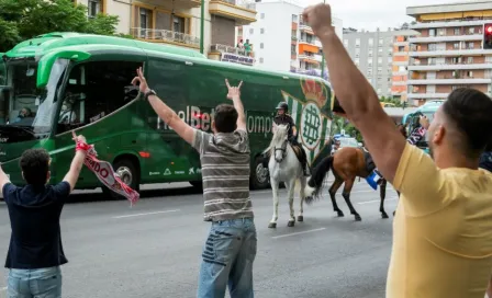 Sevilla vs Betis: Aficionados recibieron a sus equipos a las afueras del estadio