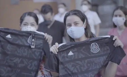 Selección Mexicana 'Se Quita La Camiseta' y rinde homenaje al personal médico