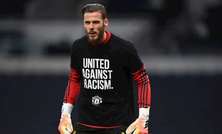 Manchester United: Jugadores salieron a calentar con playeras vs el racismo