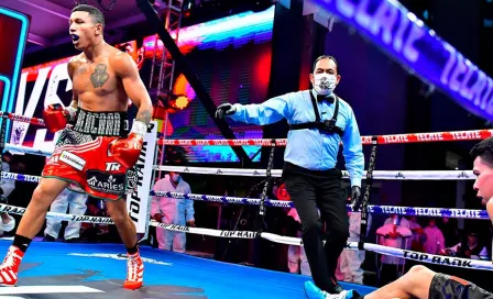 'Alacrán' Berchelt noqueó al 'Tronco' Valenzuela en noche de boxeo en CDMX