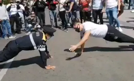 Video: Policía de CDMX venció a ciudadano en reto de lagartijas