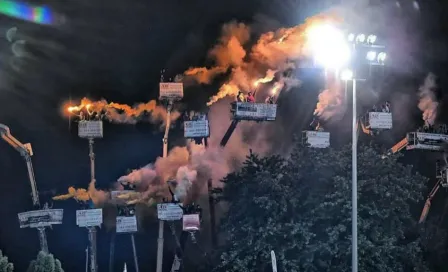 VIDEO: Aficionados rentaron 18 grúas para ver carrera afuera del estadio