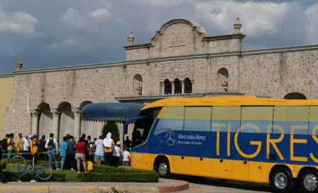 Tigres: Aficionado felinos esperaron a su equipo a las afueras de su hotel en Aguascalientes