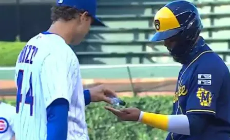 Video: Anthony Rizzo desinfectó con gel las manos de su rival a medio partido