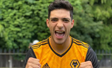 Raúl Jiménez: Wolverhampton presentó su playera para la campaña 2020-21