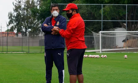 Chivas: Luis Fernando Tena volvió a los entrenamientos del Guadalajara