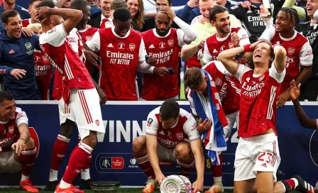 Arsenal: A Aubameyang se le cayó el trofeo de la FA Cup tras vencer a Chelsea