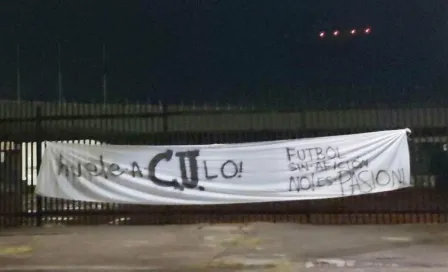 América: Afición de las Águilas colgó mantas de protesta en los alrededores de CU