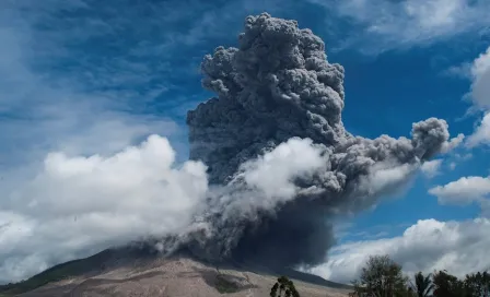 Video: Volcán Sinabung en Indonesia hace erupción y transforma el día en noche