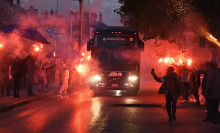 Pachuca: Aficionados de Tuzos formaron pasillo para recibir a su equipo sin 'Sana distancia'