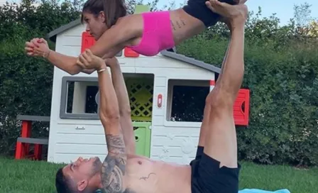 Bartra y su novia compartieron 'imposibles' posturas de yoga en redes sociales