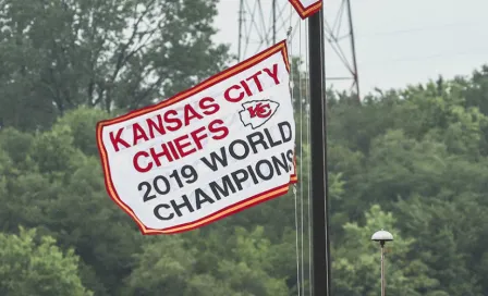 Chiefs: Levantaron su pancarta de campeones de Superbowl frente a dos mil aficionados 