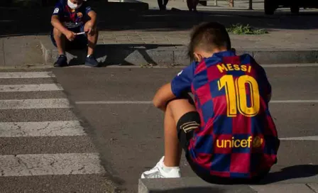 Messi: Niño que esperó por horas a Leo 'rompió' el corazón de afición Blaugrana