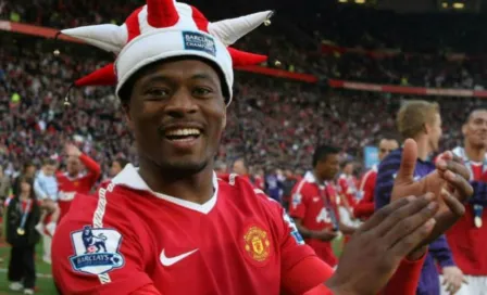 Patrice Evra: Regresa al futbol y lo celebra bailando vestido de conejo