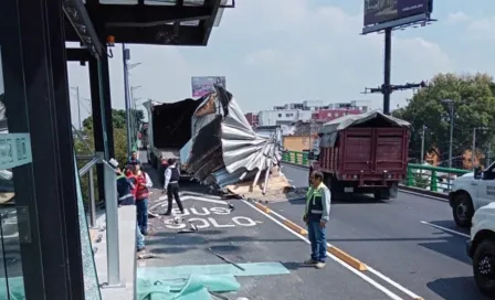 CDMX: Tráiler chocó y dañó la estación Hospital Troncoso del Metrobús