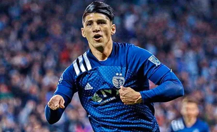 Alan Pulido presumió viaje en jet privado a Chicago