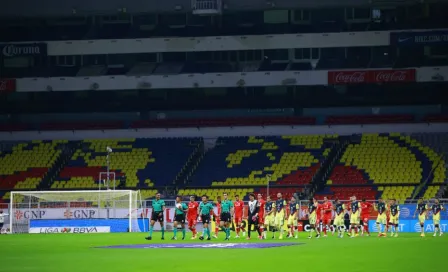 Campo del Estadio Azteca, con varias 'víctimas' de lesiones